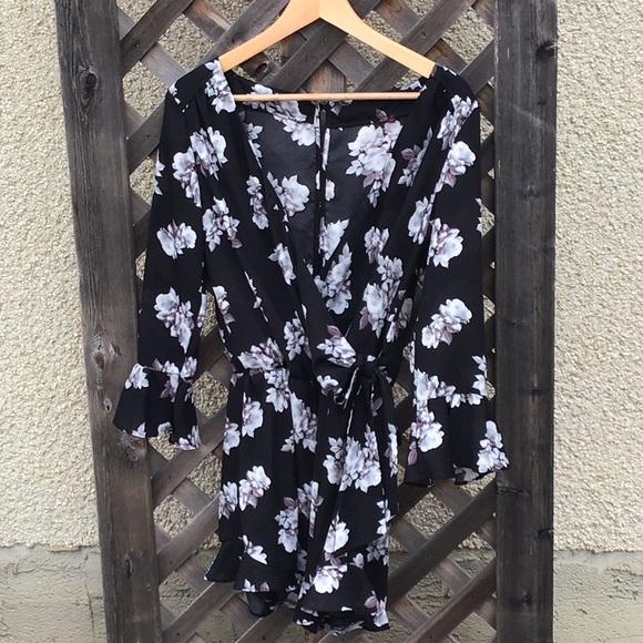 ? Pants - Pretty blck romper wide vneck flower print ruffles
